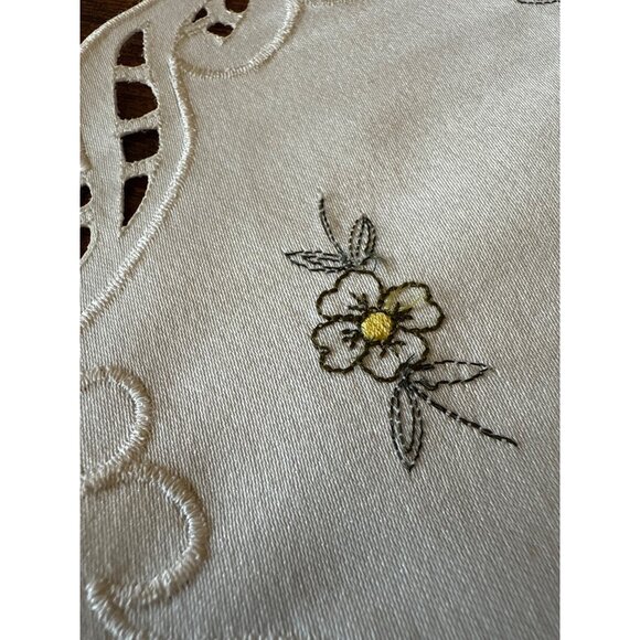 Vintage Crochet Doilies & Embroidered Table Mats Set Of 5 - Picture 13 of 16